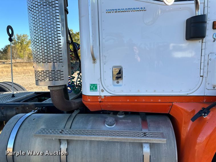 image for item LR9502 2010 International  9200i semi truck