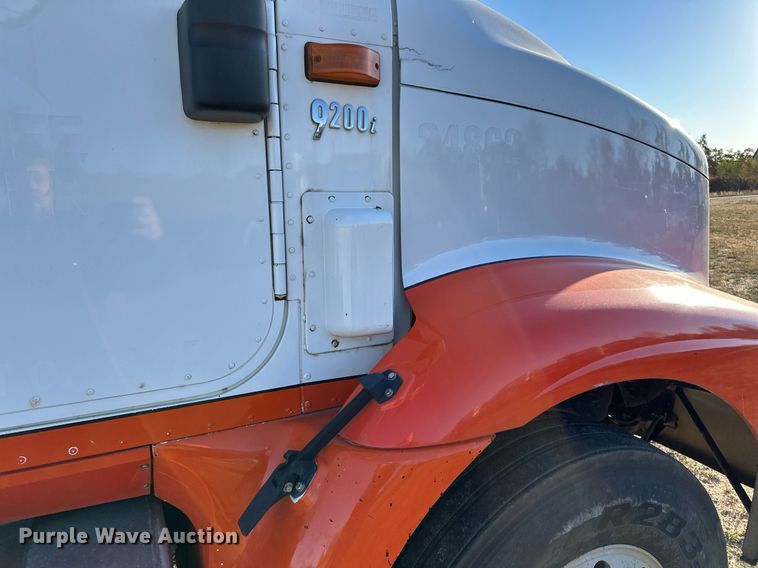 image for item LR9502 2010 International  9200i semi truck