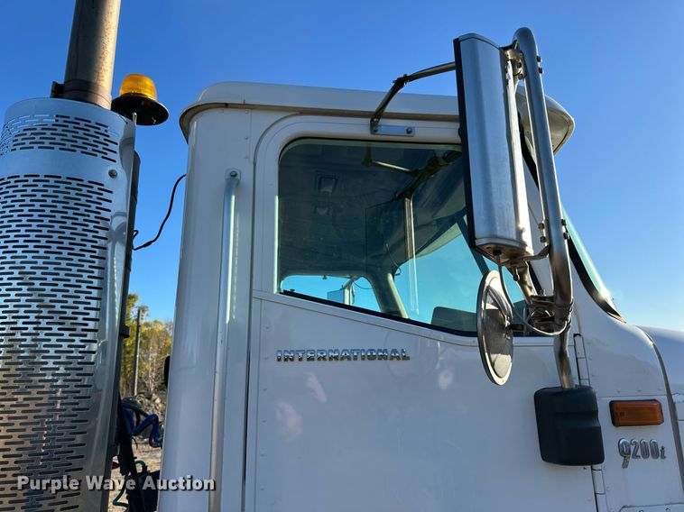 image for item LR9502 2010 International  9200i semi truck