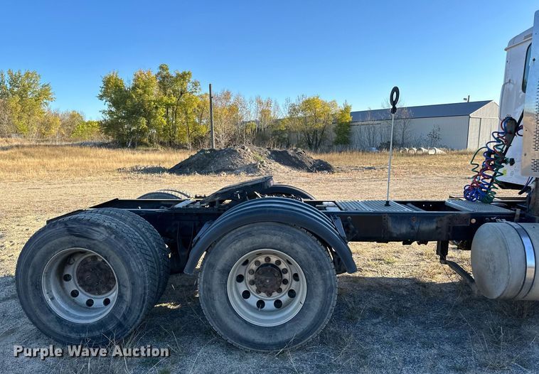 image for item LR9502 2010 International  9200i semi truck