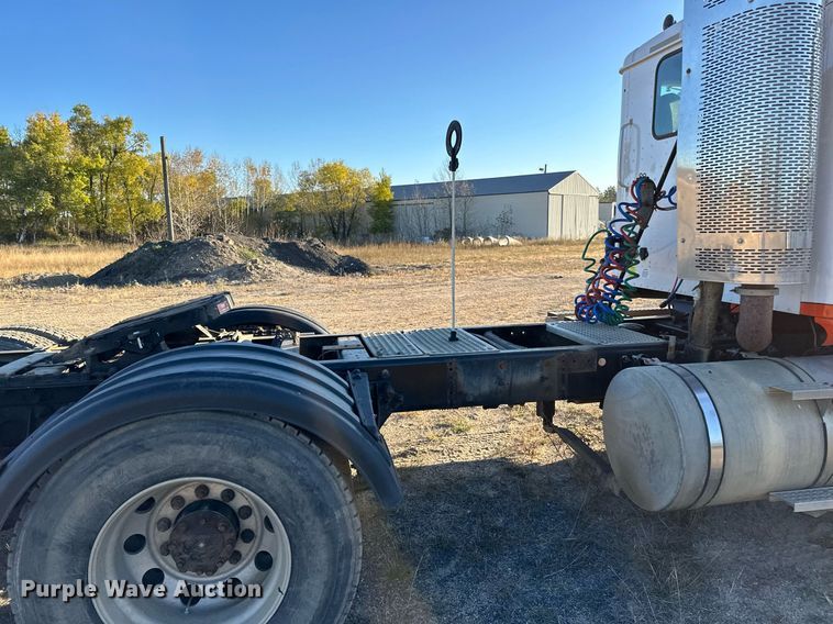 image for item LR9502 2010 International  9200i semi truck