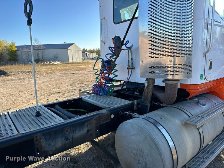 image for item LR9502 2010 International  9200i semi truck