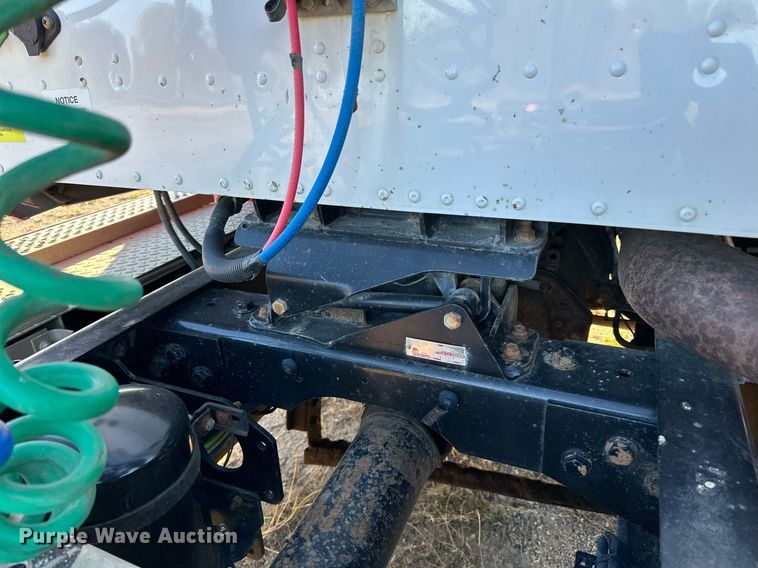 image for item LR9502 2010 International  9200i semi truck