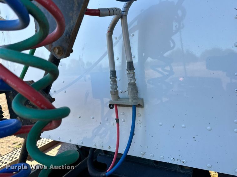 image for item LR9502 2010 International  9200i semi truck