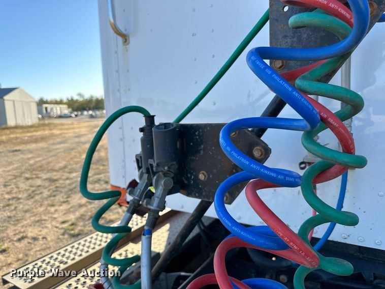 image for item LR9502 2010 International  9200i semi truck