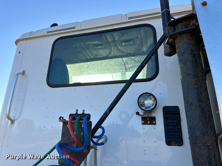 image for item LR9502 2010 International  9200i semi truck