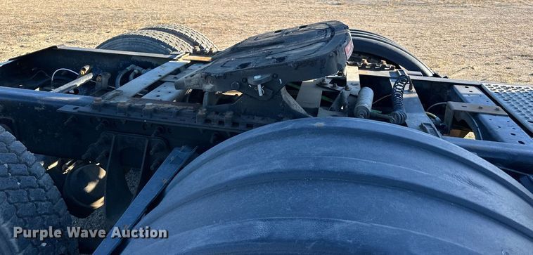 image for item LR9502 2010 International  9200i semi truck