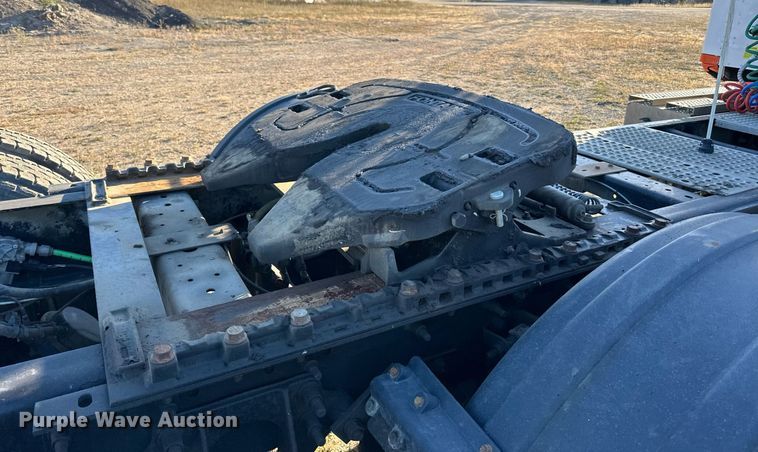 image for item LR9502 2010 International  9200i semi truck