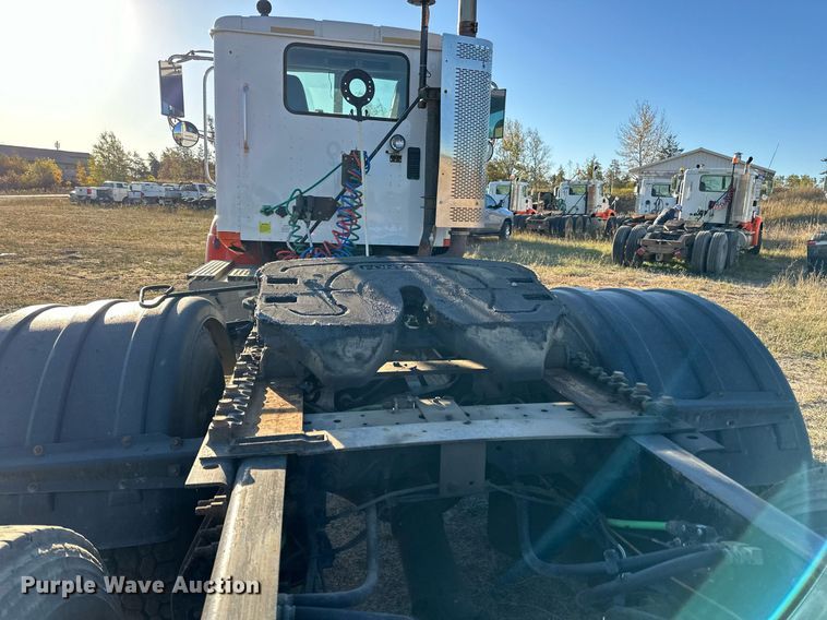 image for item LR9502 2010 International  9200i semi truck