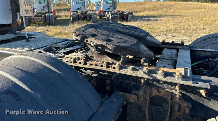 image for item LR9502 2010 International  9200i semi truck