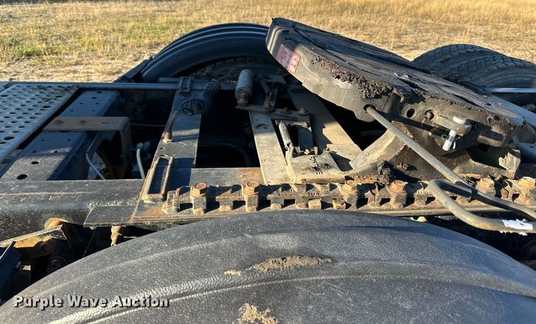 image for item LR9502 2010 International  9200i semi truck