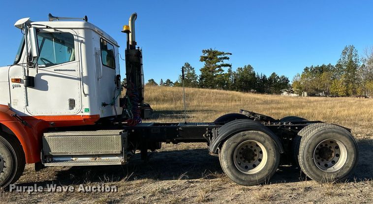 image for item LR9502 2010 International  9200i semi truck