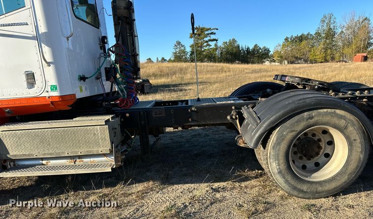 image for item LR9502 2010 International  9200i semi truck