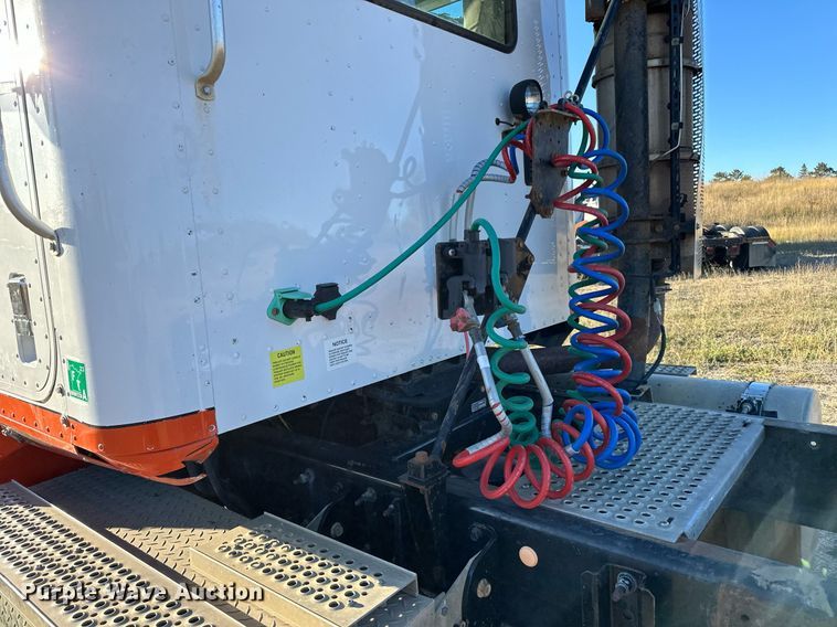 image for item LR9502 2010 International  9200i semi truck