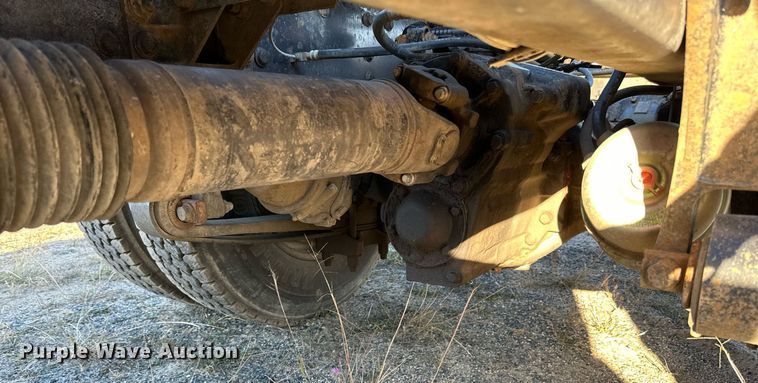 image for item LR9502 2010 International  9200i semi truck