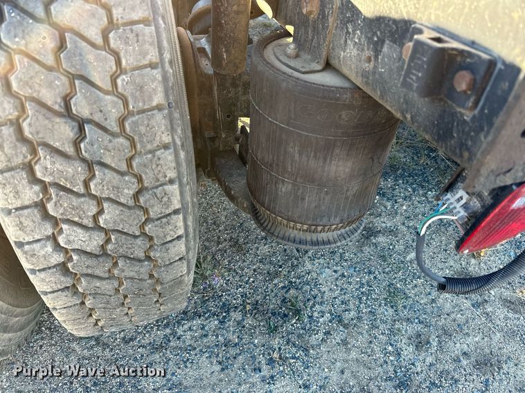 image for item LR9502 2010 International  9200i semi truck