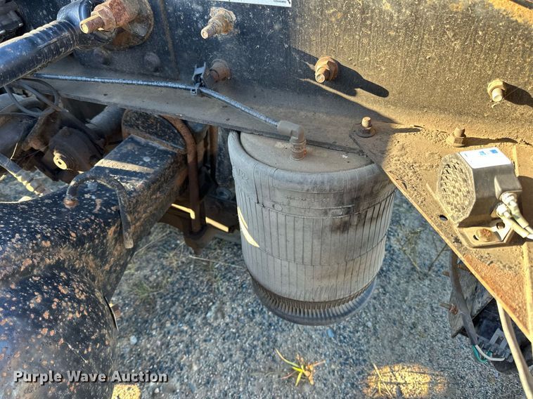 image for item LR9502 2010 International  9200i semi truck