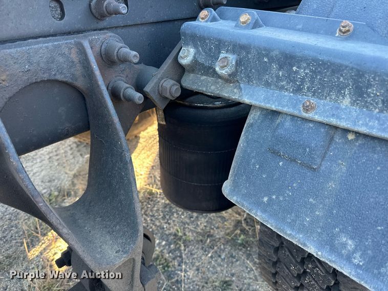 image for item LR9502 2010 International  9200i semi truck