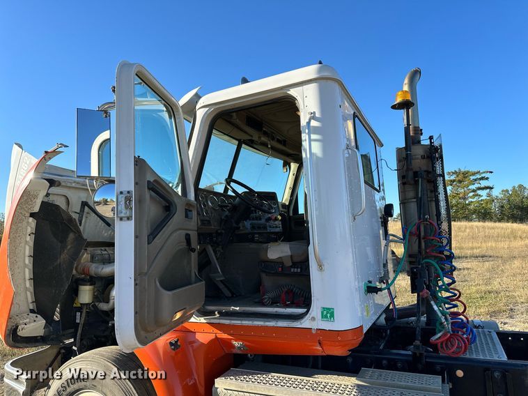 image for item LR9502 2010 International  9200i semi truck