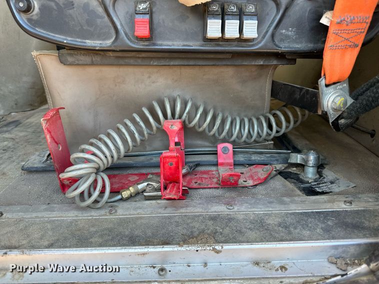 image for item LR9502 2010 International  9200i semi truck