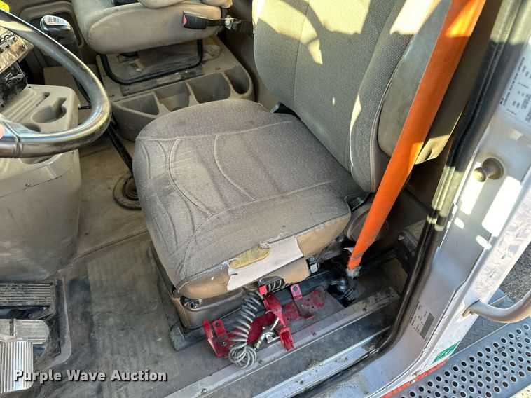 image for item LR9502 2010 International  9200i semi truck