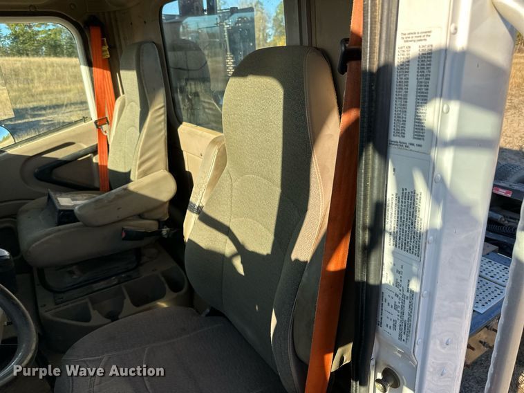 image for item LR9502 2010 International  9200i semi truck