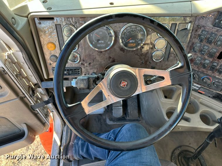 image for item LR9502 2010 International  9200i semi truck