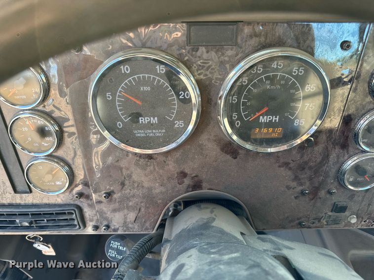 image for item LR9502 2010 International  9200i semi truck