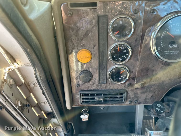 image for item LR9502 2010 International  9200i semi truck