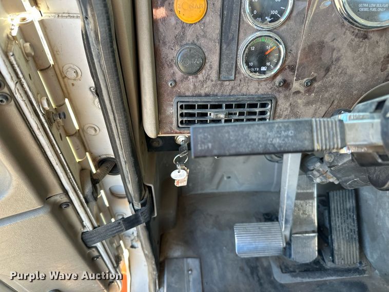 image for item LR9502 2010 International  9200i semi truck