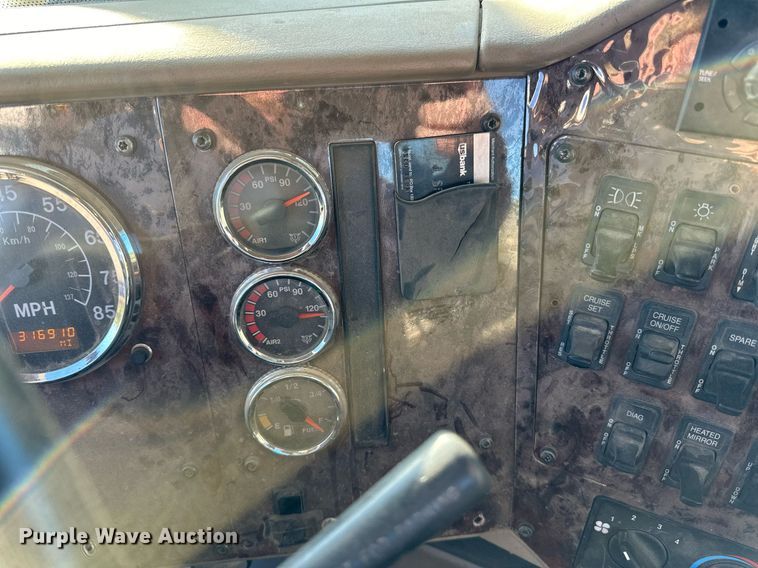 image for item LR9502 2010 International  9200i semi truck