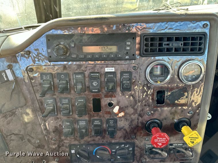 image for item LR9502 2010 International  9200i semi truck