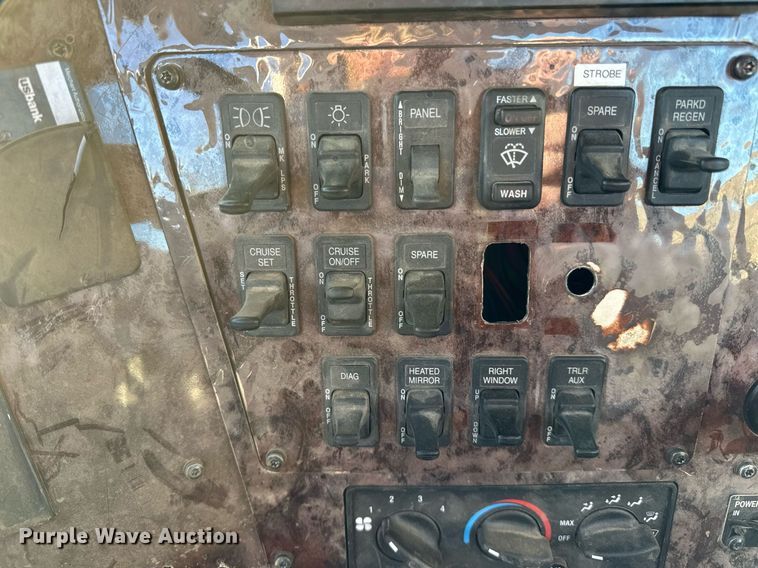 image for item LR9502 2010 International  9200i semi truck