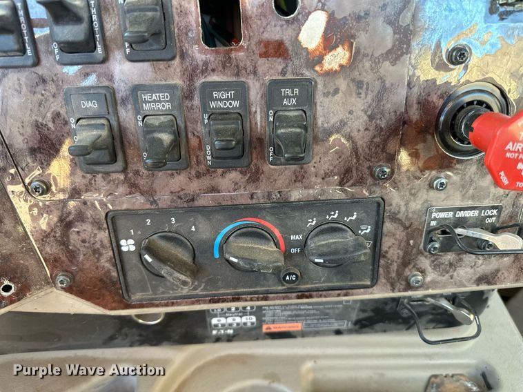 image for item LR9502 2010 International  9200i semi truck