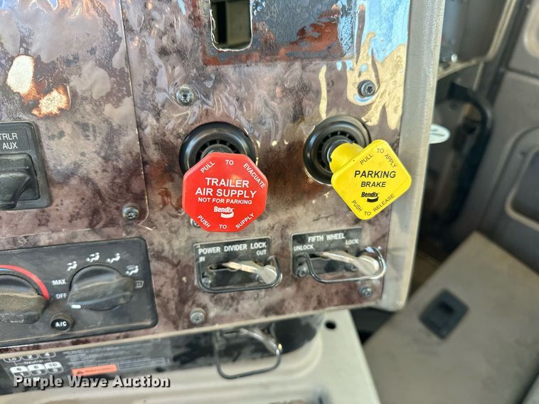 image for item LR9502 2010 International  9200i semi truck