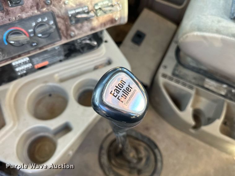 image for item LR9502 2010 International  9200i semi truck