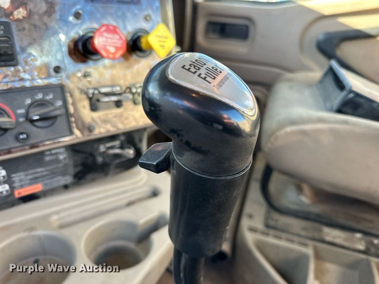 image for item LR9502 2010 International  9200i semi truck