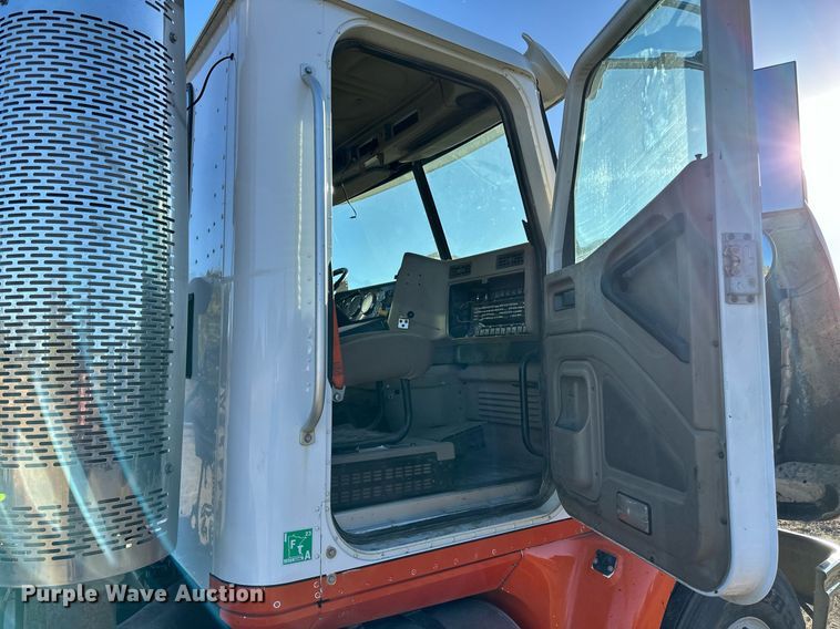 image for item LR9502 2010 International  9200i semi truck