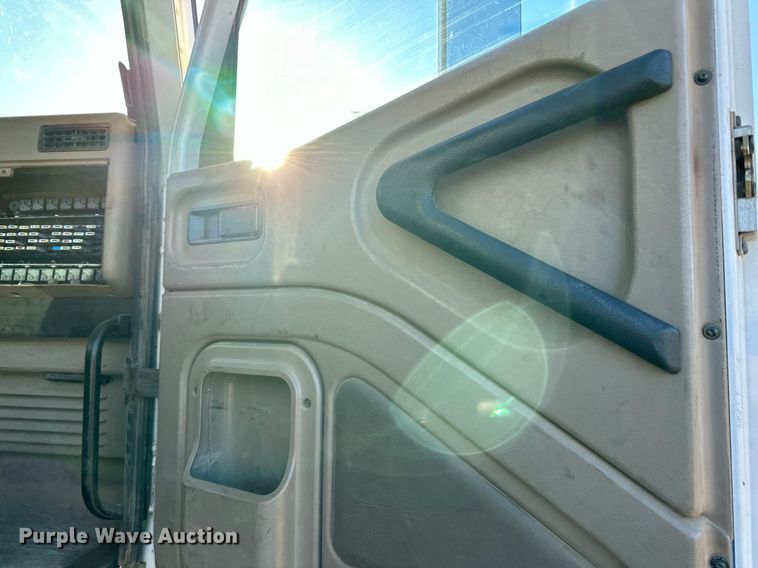 image for item LR9502 2010 International  9200i semi truck