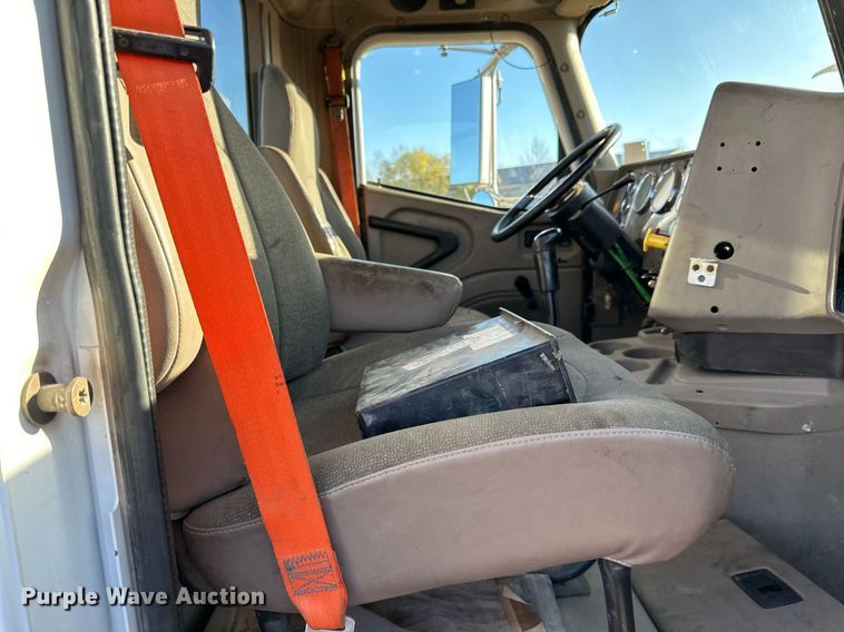 image for item LR9502 2010 International  9200i semi truck