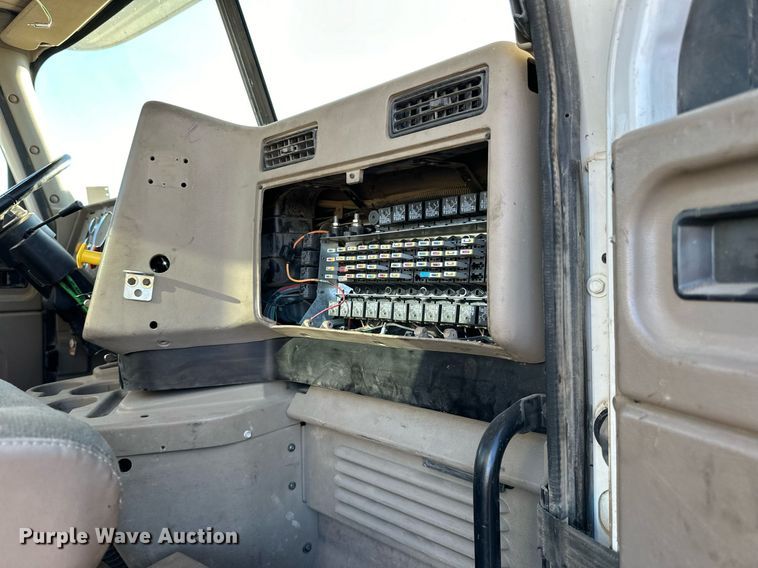 image for item LR9502 2010 International  9200i semi truck