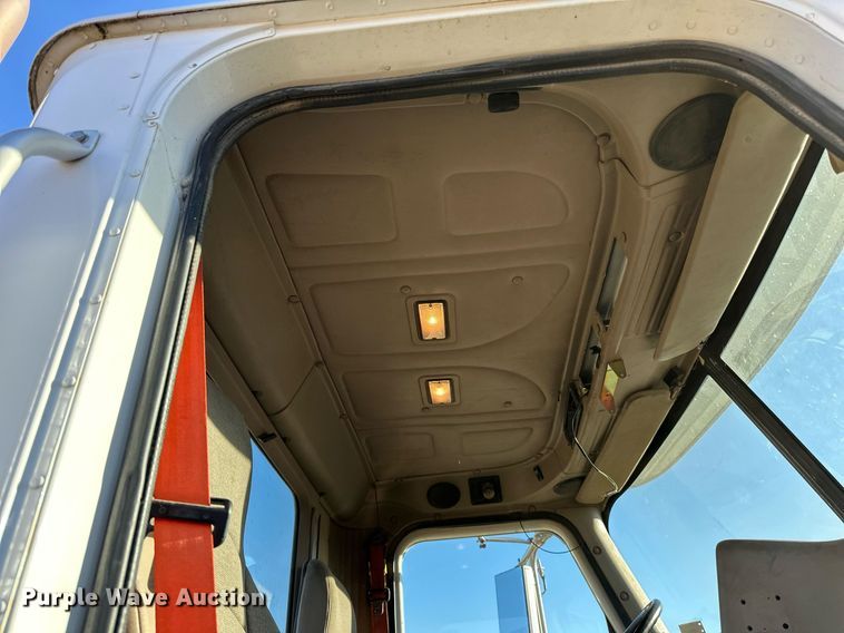 image for item LR9502 2010 International  9200i semi truck