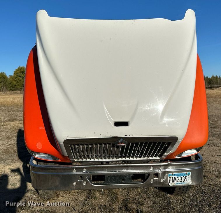 image for item LR9502 2010 International  9200i semi truck