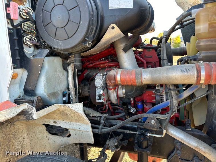 image for item LR9502 2010 International  9200i semi truck