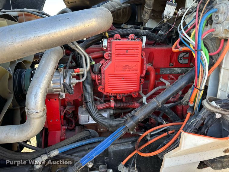 image for item LR9502 2010 International  9200i semi truck