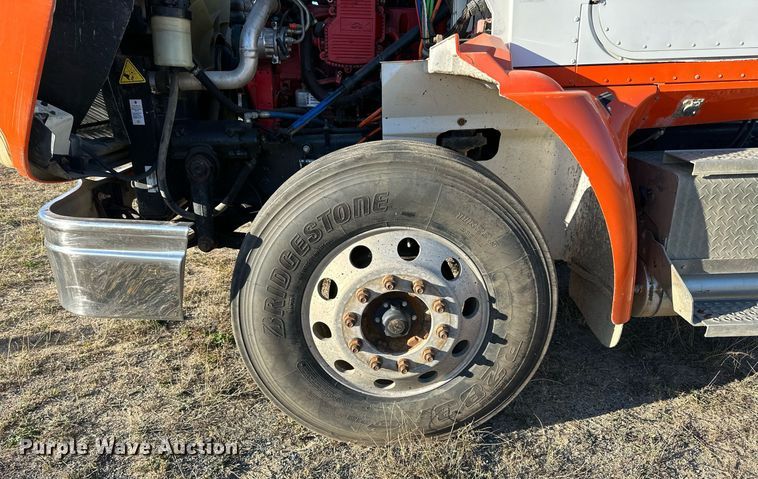 image for item LR9502 2010 International  9200i semi truck