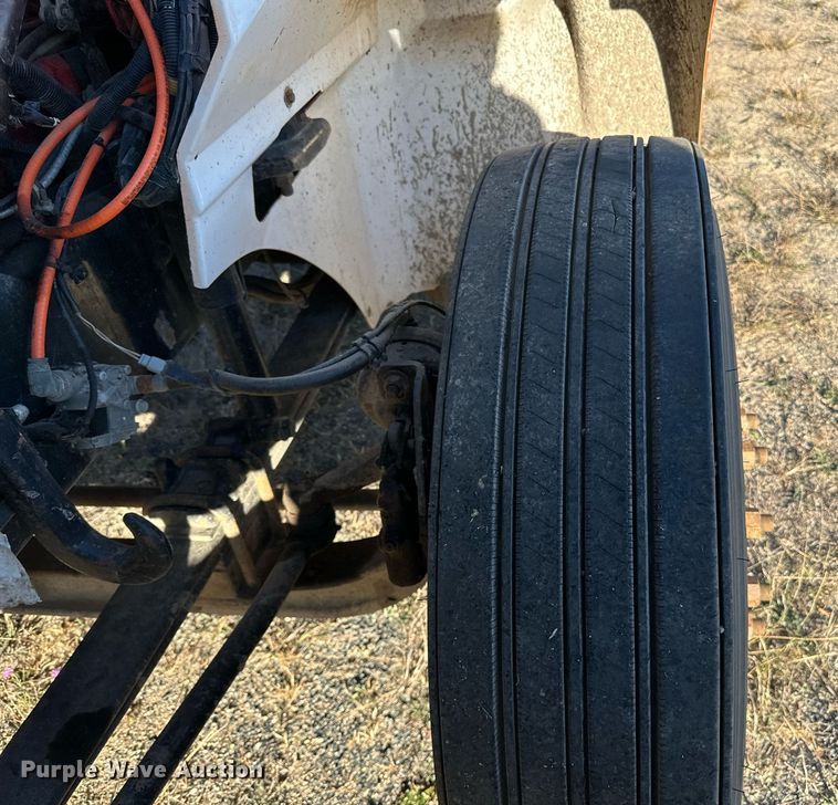 image for item LR9502 2010 International  9200i semi truck