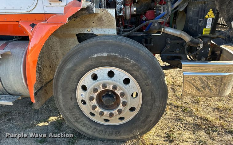 image for item LR9502 2010 International  9200i semi truck