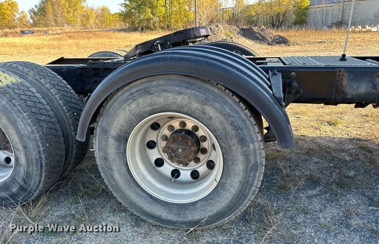 image for item LR9502 2010 International  9200i semi truck