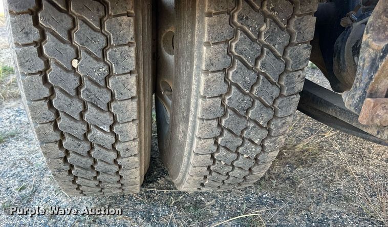 image for item LR9502 2010 International  9200i semi truck